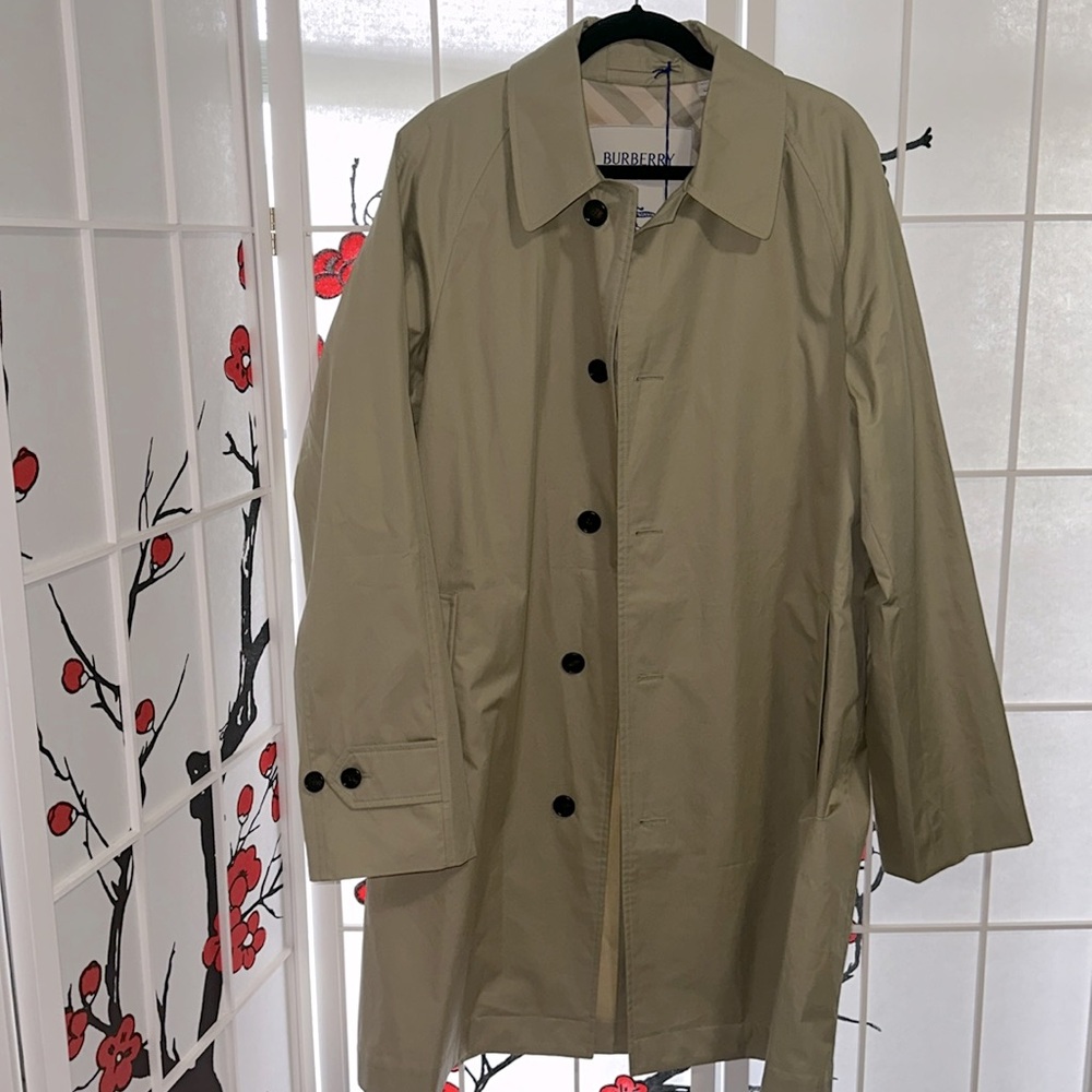 Burberry trench rain coat new with tags beige color sz 50 (large)